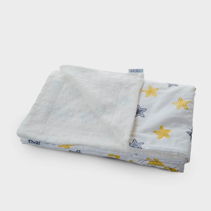 KIDO minky beli prekrivač za bebe sa žuto-sivim zvezdicama.