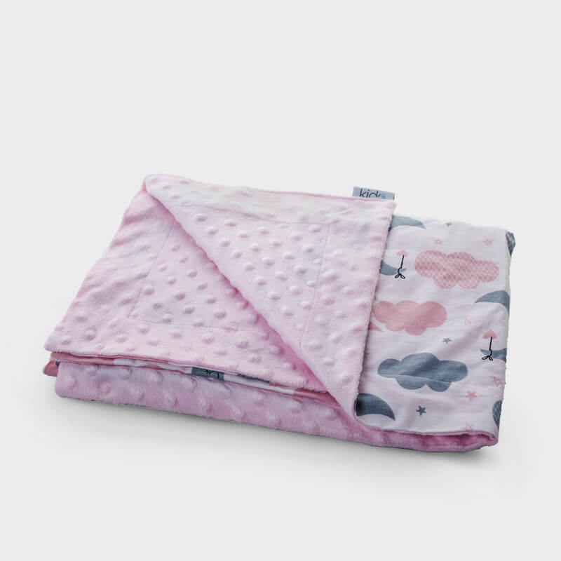 KIDO roze minky prekrivač za bebe sa šarenim mesecima i oblačićima.