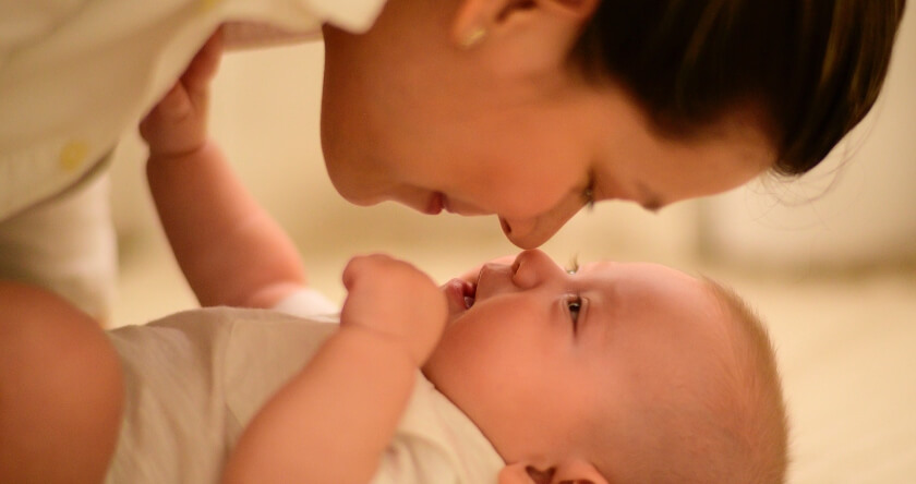Mama i beba se dodiruju nosom