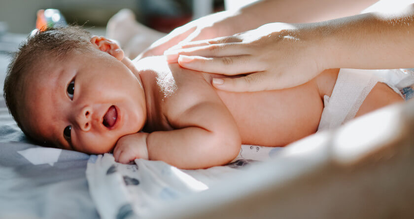 Ruke masiraju novorođenče