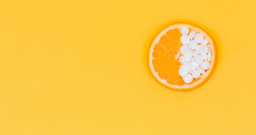 prikaz narandže preko koje su tablete vitamina