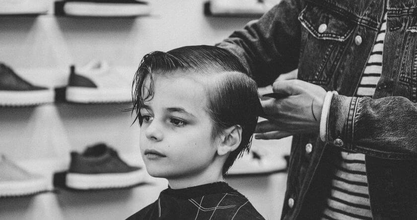 prikaz dečaka u frizerskom salonu
